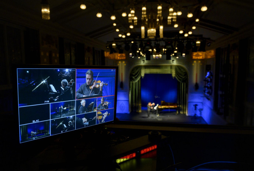 A színfalak mögött